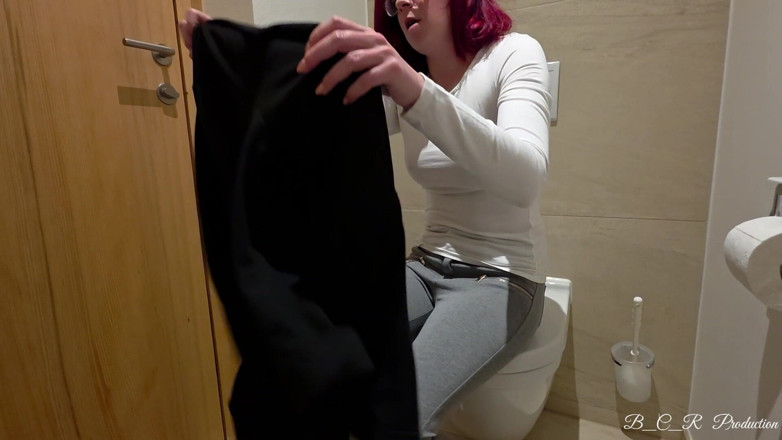 Malou-Nu: Mijn baas stopt gewoon niet met flirten, niemand mag zien...