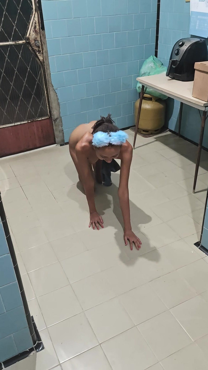 Lily Slav: Submisivní hraní v kuchyni