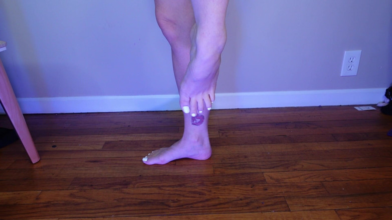 Deanna deadly: Calf otot Flex Bertelanjang Dengan Kuku Jari Kaki Putih