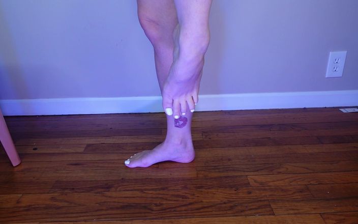 Deanna Deadly: Flexion musculaire du mollet pieds nus avec des ongles blancs