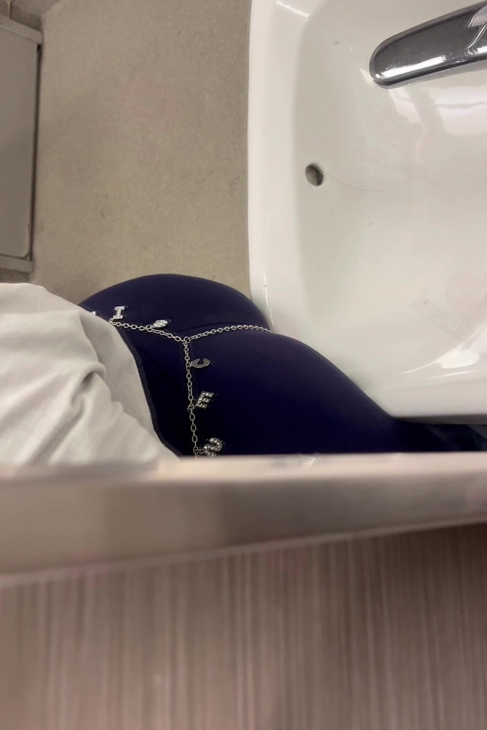 Anye Meshell: Figa Pisci