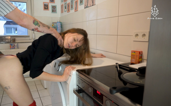 Anne Eden: La vicina si masturba mentre mi guarda scopare!