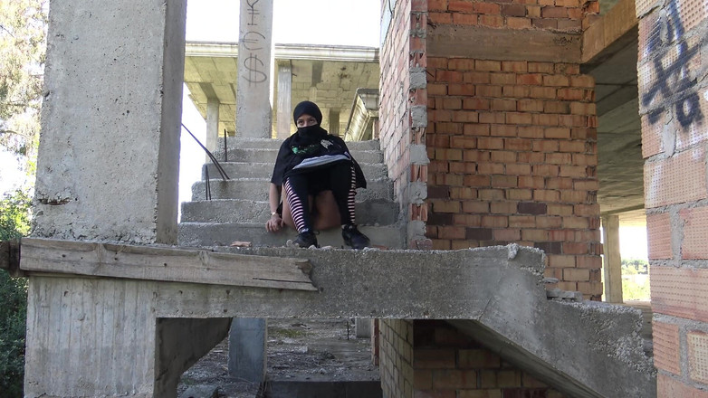 Souzan Halabi: 유유 가슴을 가진 헬리오폴리스의 유명한 아내가 사무실을 닫고 자신을 기쁘게 하기 위해 외출합니다.