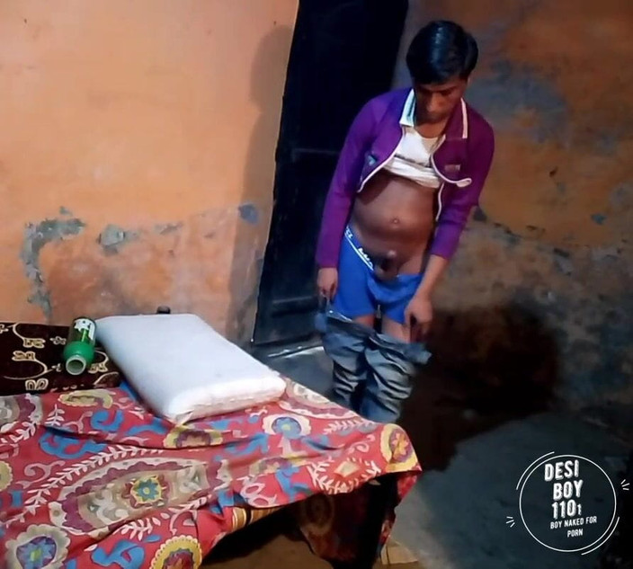 Desiboy110Ankit: Indyjski chłopiec sam w domu staje się pełny nago