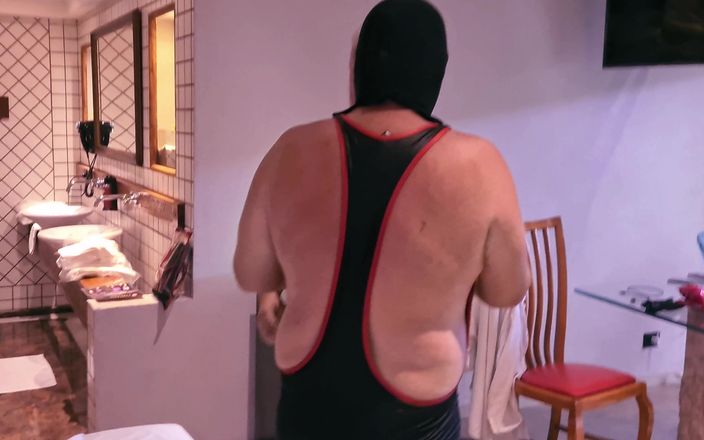 Combat and fetish: 큰 통통한 대 곰, 누가 이 관능적인 싸움에서 이길 것인가?