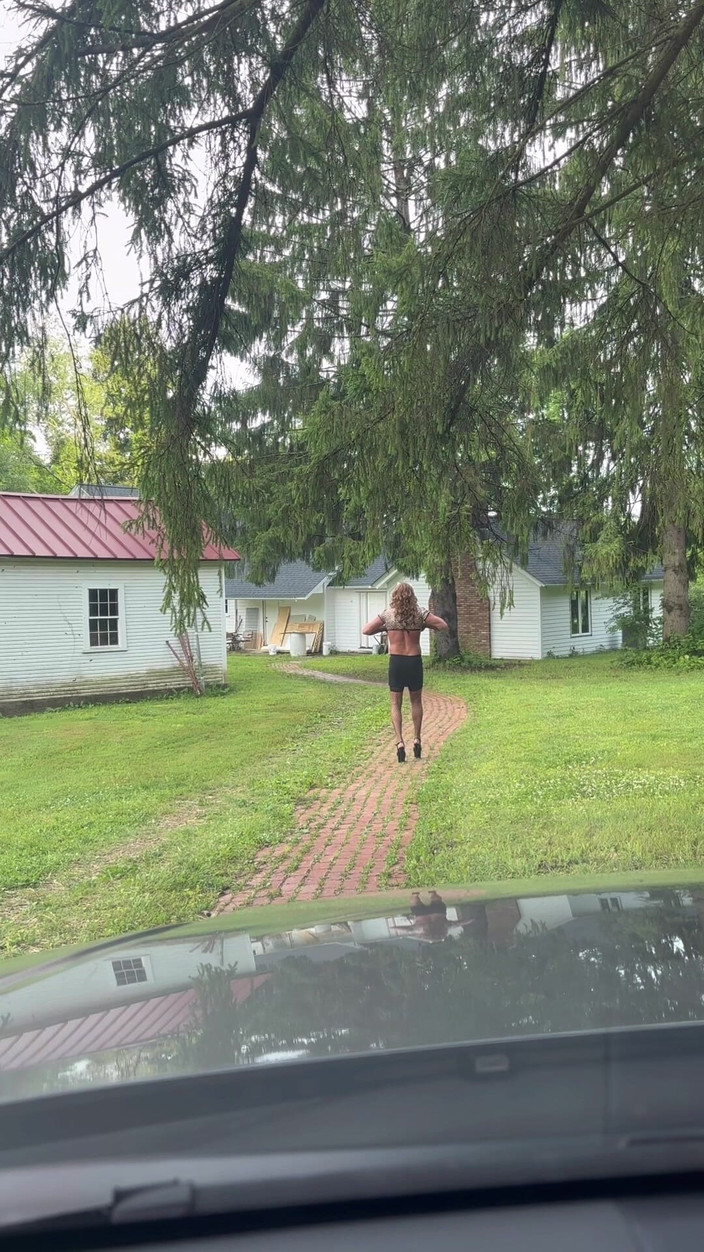 Orlandi480: 白天在户外散步和摆姿势