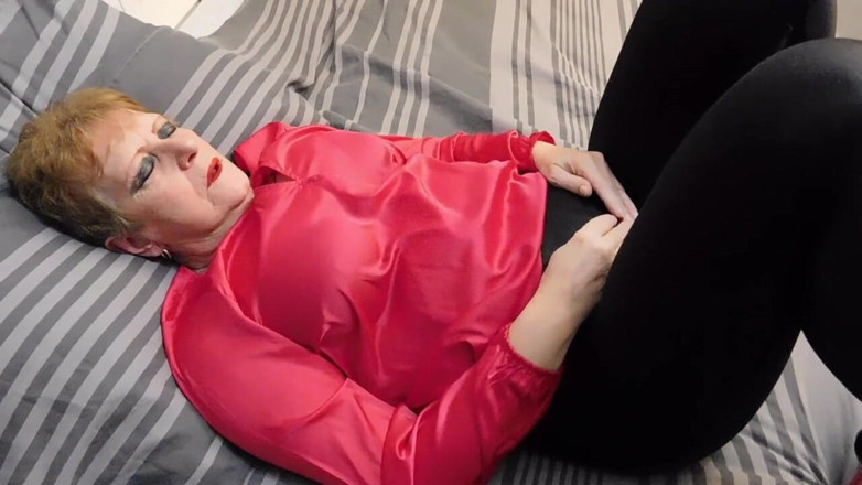 Nylon Ann: Saten bluz ve parlak tayt