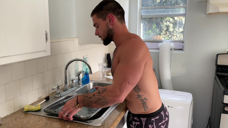 Dante Colle Gay: Мужик застукал свою соседку по комнате за дрочкой на его порно