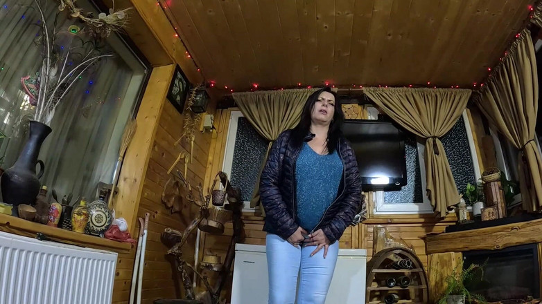 MilfyCalla: Верблюжья лапка милфа танцует, соблазняет и писает в ее джинсах - мокрая фетиш-фантазия 335