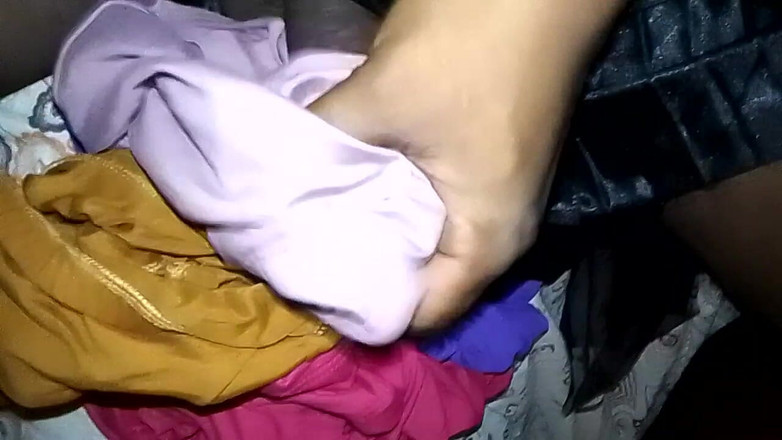 Jaanu294: काले खंभे वाली स्कर्ट रंग की पैनी के स्वामित्व वाली पैंथौ खुशी की बात है