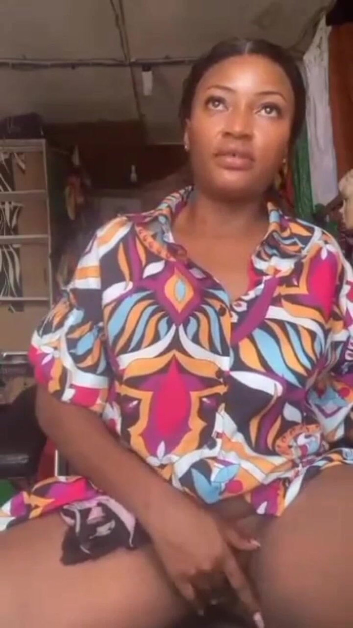 Me and my new slut: Masturbazione pubblica di una mamma arrapata che gioca con la...