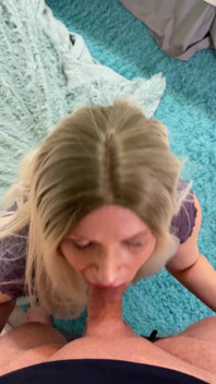 Stiefzoon kijkt toe hoe stiefmoeder zijn bullebak natte pijpbeurt geeft tijdens facetime