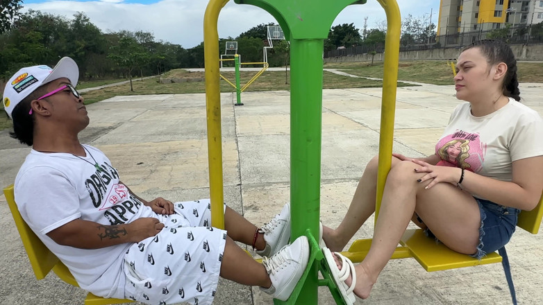 Julianaburning: 나는 알 수없는 라틴 소녀를 섹스하고 우유로 그녀의 뜨거운 보지를 채우기 위해 변명으로 에어로빅 교사로 포즈