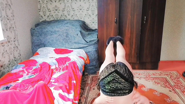 Kitty_Cross: Speelse femboy geniet van koffie in zijdeachtige roze gewaad