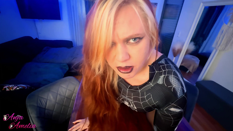 Anja Amelia: Spider-meisje hard gebruikt - dubbele penetratie, kontslaan en verlies van controle