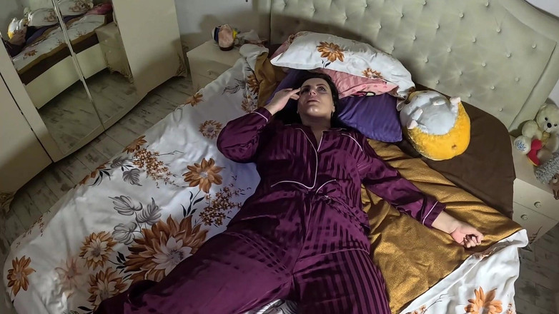 MilfyCalla: Oddech w satynowej piżamie - opuchnięta policzki, czerwona twarz i intensywna...