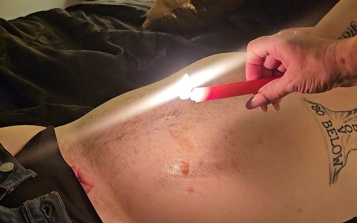 Charismatic Cougar [deactivated]: この熱い若い子は、年上のクーガーに鞭打たれ、その後、彼女は彼に熱いキャンドルワックスを滴下します