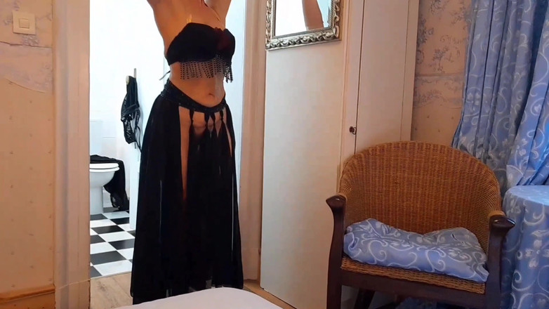 Selena701: Los juegos sexuales y de posación de Selena, medio vestida...