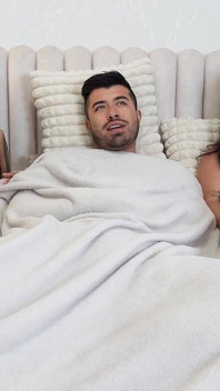 Controlliamo Se Il Mio Amico È Gay O Semplicemente Gli Piace Vederci Nudi a Un Pigiama Party