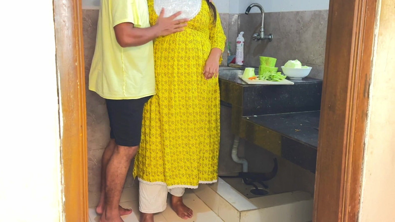 Aria Mia: Jiran mengongkek isteri baru semasa memotong sayur-sayuran di dapur