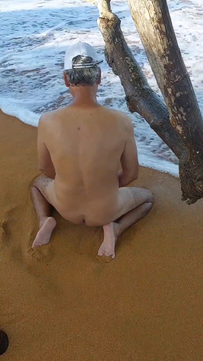 Ladysilvas: Ladysilva est une salope nue sur la plage qui veut...