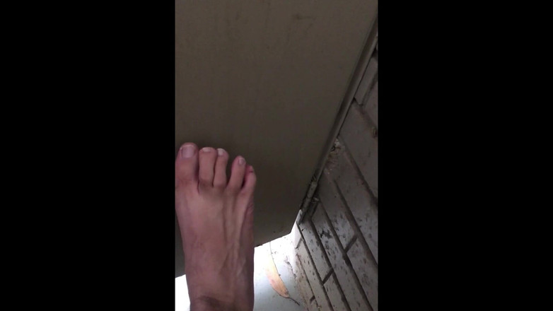 Manlyfoot: 公園のトイレ - まだ性交し、これらの男らしい足を吸う誰かを探しています!とても角質