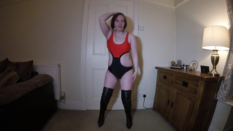 Littlevixen: Ballando in costume da bagno e stivali su coscia