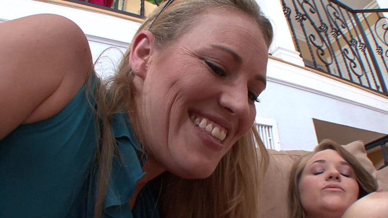 Lesbian Illusion: Acțiune sexy lesbiană cu 69