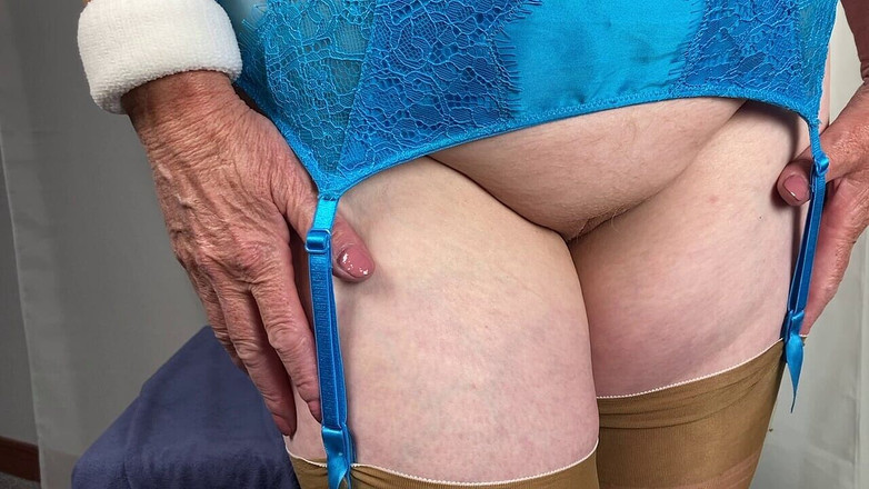 Mr MF: Mme pieds matures vous montre une paire de talons propres