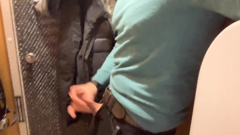 TJenner: 在火车站的公共厕所圣诞撸管