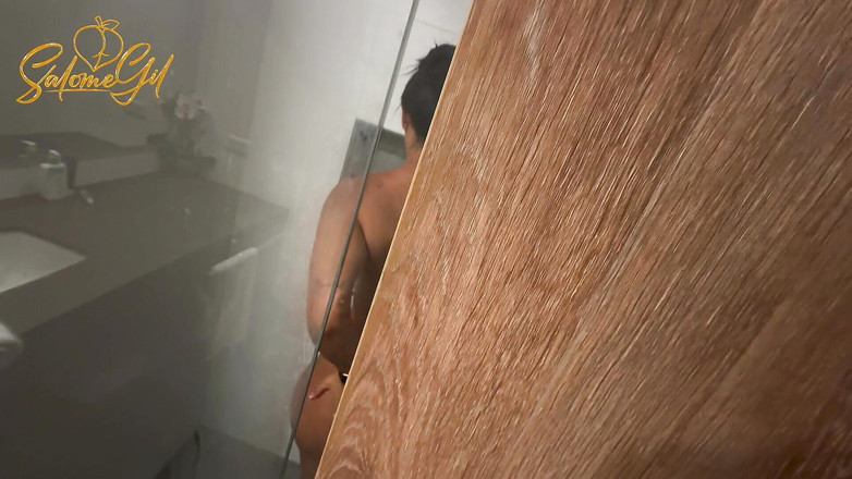 Salome Gil: Il mio fratellastro pervertito viene nella mia stanza e mi...