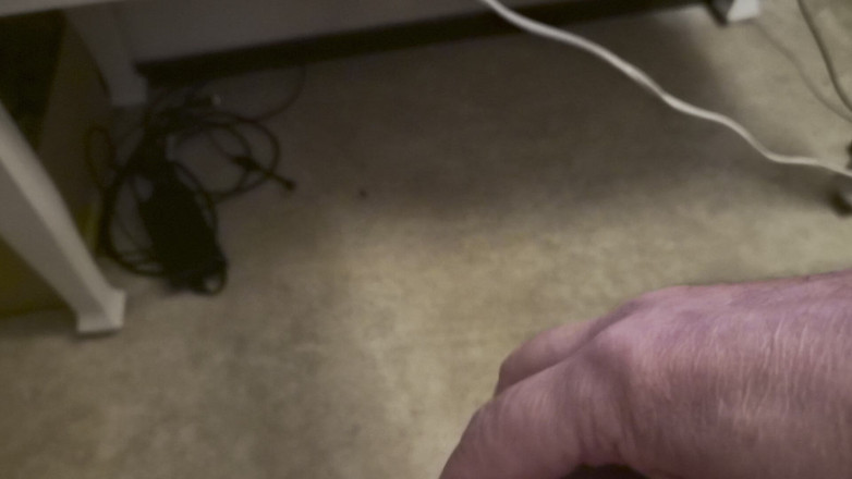 Pellefnatt: Kawan saya duduk di kerusi dan melancap zakarnya semasa menonton...