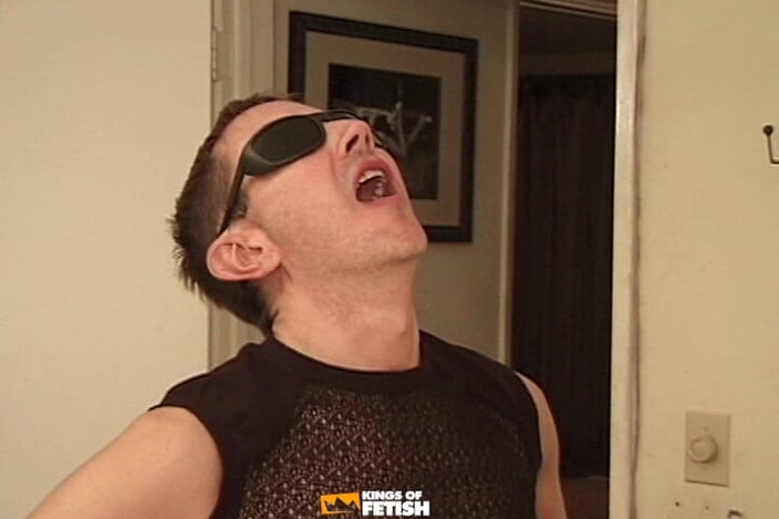 Gay Diaries: Gözlüklü adam ateşli oral seksten sonra yatakta sıkı göt deliği...