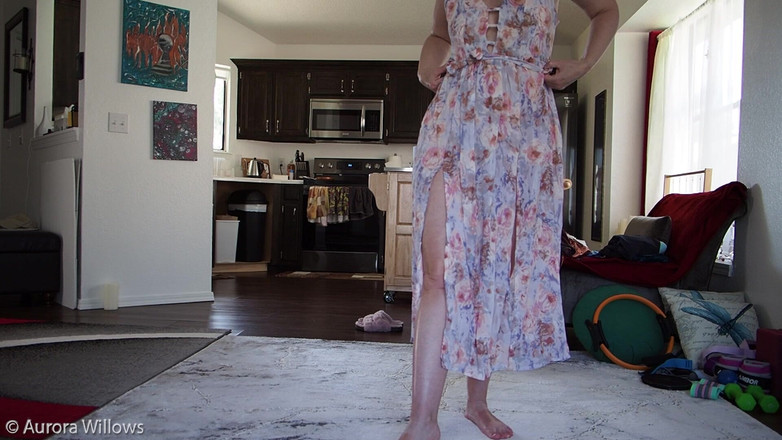 Aurora Willows: La déesse Aurora Willows essaye les coulisses