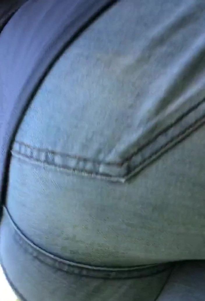 AdalynnX: Tiada apa-apa seperti pantat besar dalam seluar jeans ketat