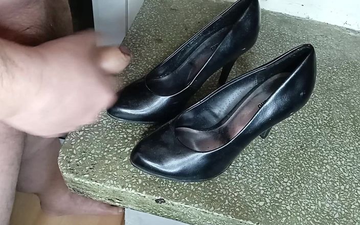 AdultGameplays: Mastürbasyon ve yüksek topuklu ayakkabılara boşalma