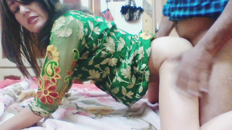 Bolly Karma: 大きな黒いペニスを持つ男がふしだらなステップママと性交