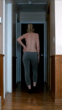Laufsteg in grauer yogahosen