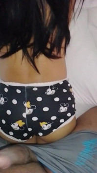 痩せた義理の妹を熱くし、チンポを欲しがる