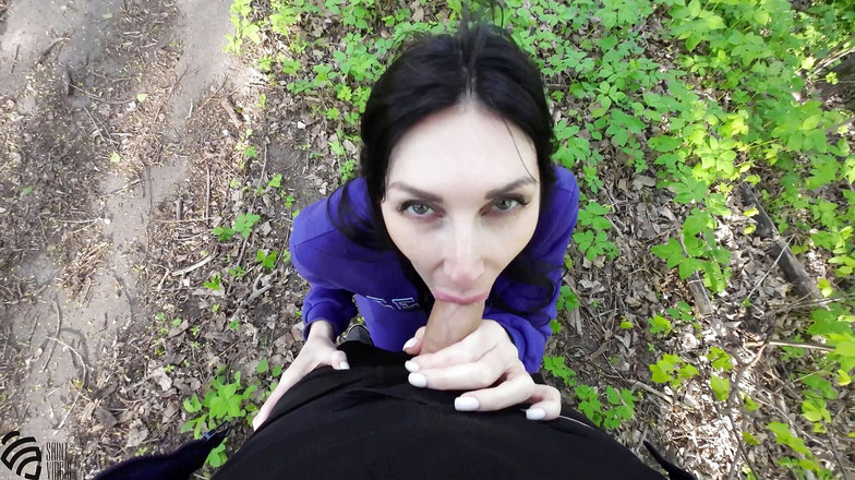 LizaVirgin: Stranger knullade hårt en het MILF på en gemensam plats,...