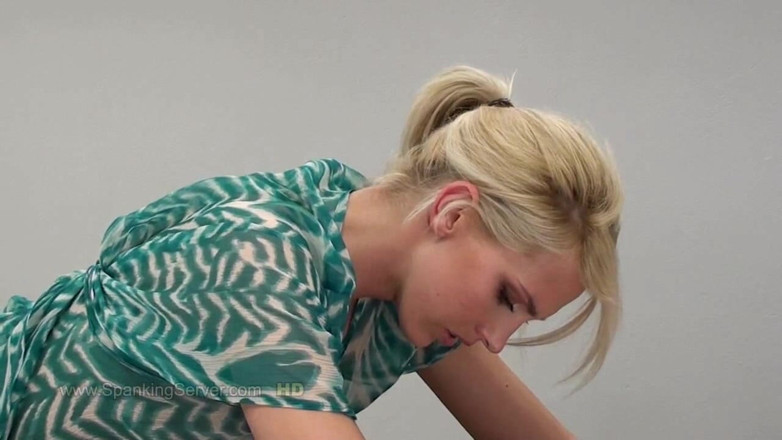 Spanking Server: Debbie frusta il culo
