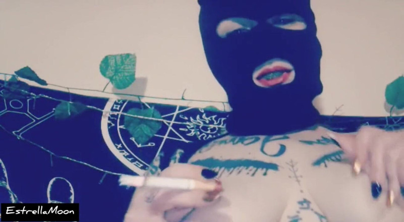 Estrella Steam: Chica con máscara toca sus grandes tetas mientras fuma