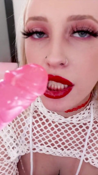 Marilyn johnson si cewek hot rambut pirang lagi asik nyepong kontol sampai tenggorokan dan telan sperma - pov