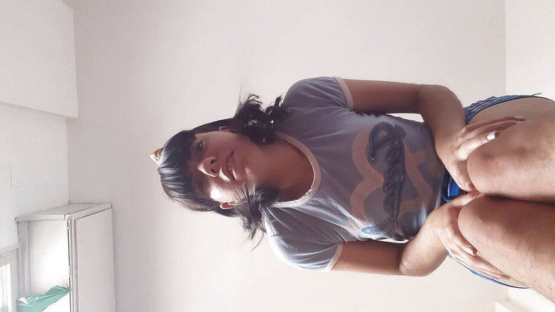 ViviBush: 生意気な十代の巨人はかんしゃくを投げる