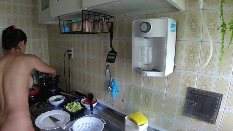 Esposaheyya: Isteri memasak berbogel