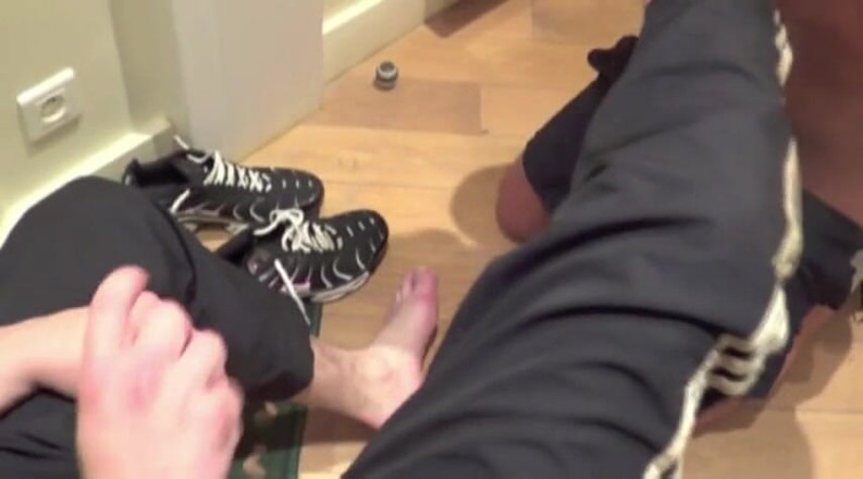 Sneaker gay: Muscular guy in jogging fucked by sneaker top