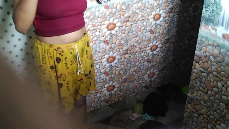 Fantacycutting: 女朋友正在洗澡，男朋友制作了一个视频