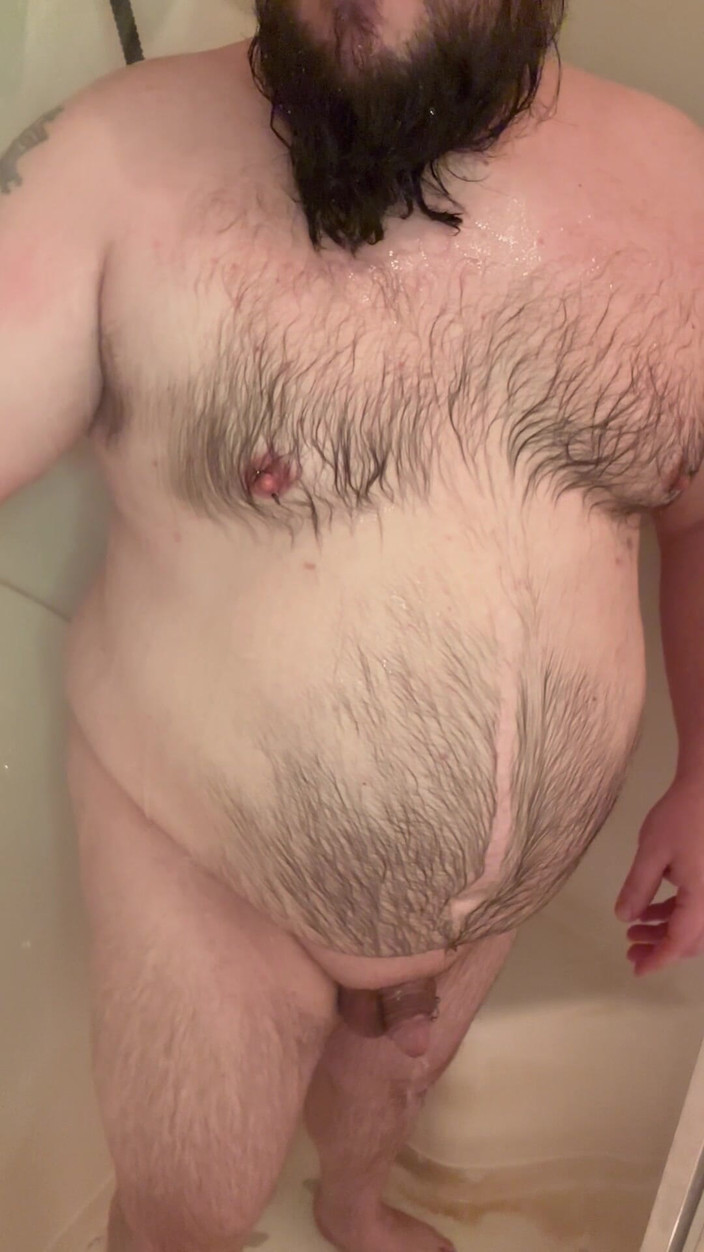 Chubby Freak: Пухлый папочка принимает душ и подчищает дилдо и делает игрушку минета