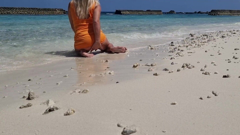 TheloveStory: Bermain gaya doggy di pantai lupa seluar dalam pakaian