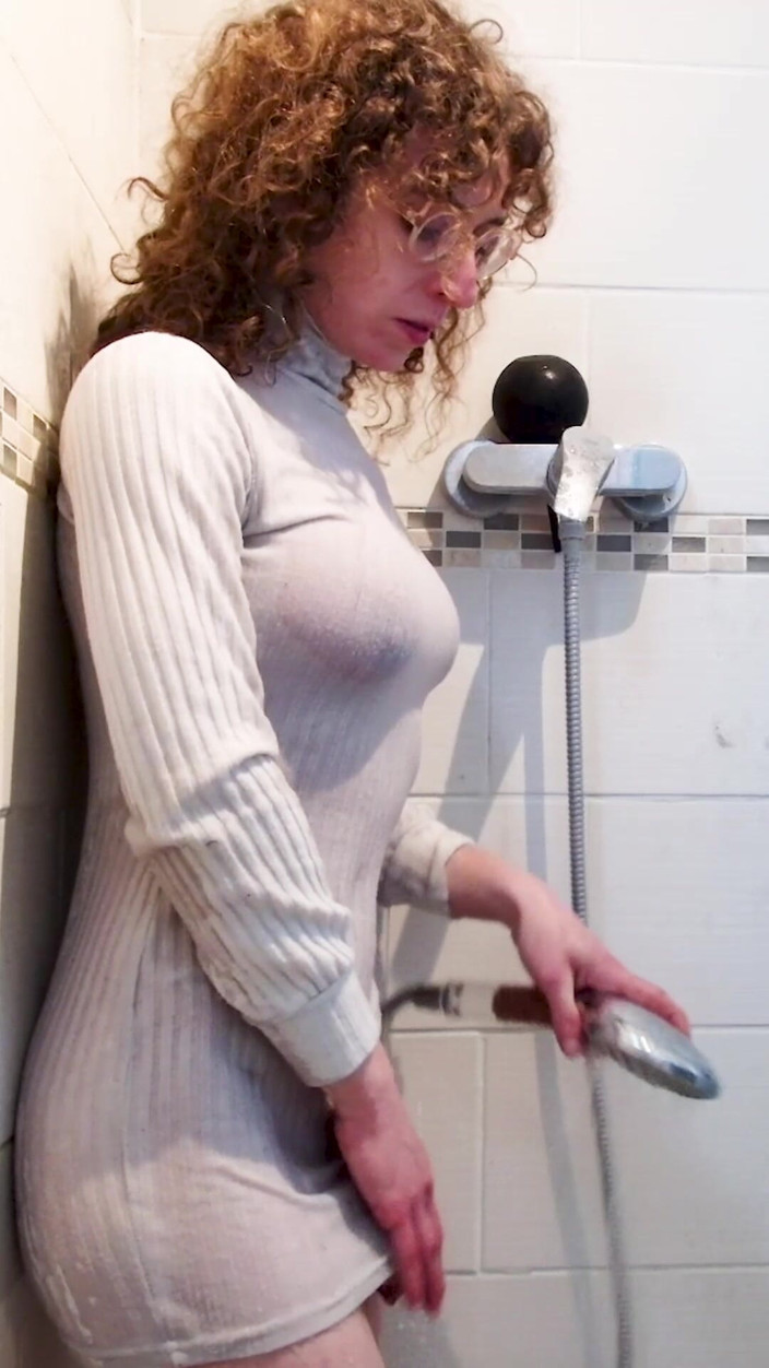 Prxcy Tgirl: Molho meu vestido no chuveiro, espirro como uma precoce!